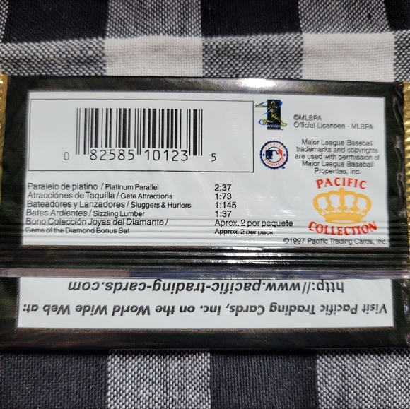 1997 PACIFIC PRISM INVICIABLE BASEBALL NEW FACTORY SEALED UNOPEN UNSEARCH PK(S) - Picture 2 of 2